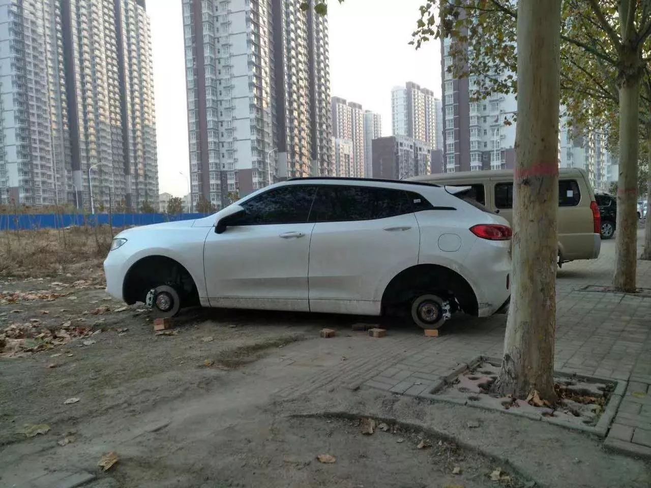 比亚迪车贷逾期多久会被起诉收车了，晚还一天多少钱？还不上怎么办？