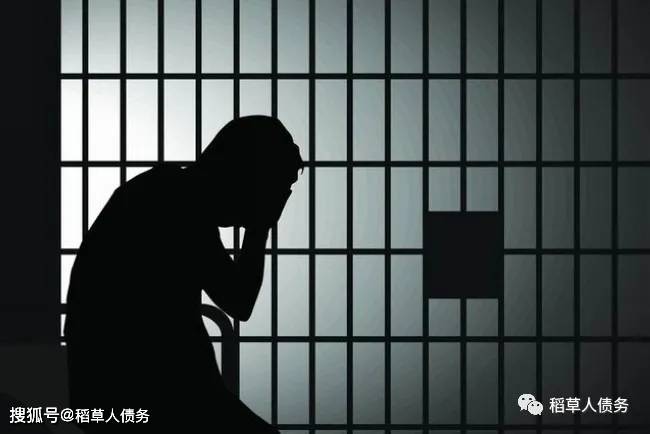 欠信用卡逾期多久会坐牢及相关影响