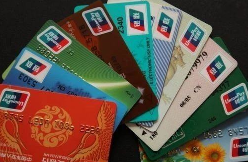 欠建行信用卡钱，银行会扣欠费人的借记卡钱吗？