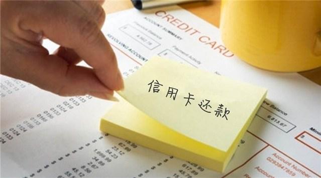 邮政信用卡逾期一万违约金多少啊，怎么查？