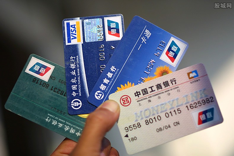 邮政信用卡逾期一万违约金多少啊，怎么查？