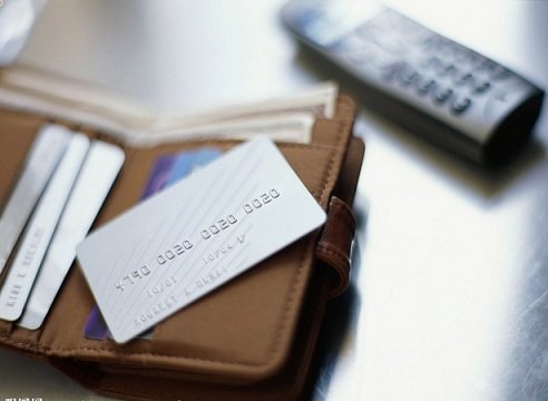 信用卡晚还1天是否算逾期、产生利息及影响征信？