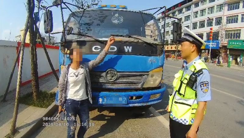 车贷逾期半夜拖车，怎么拿回车上贵重物品？