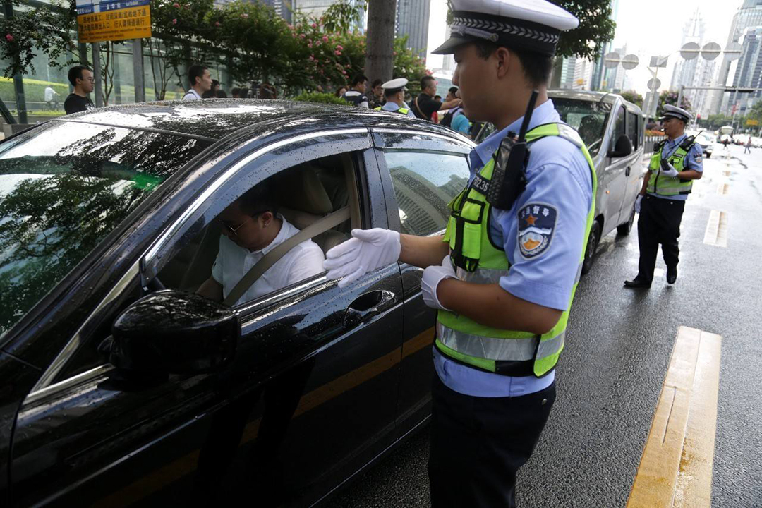 车贷逾期车夜里被拖走拖车费，如何取回车内物品？