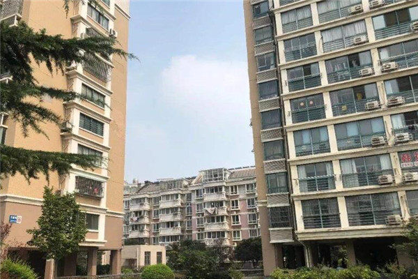 房贷逾期开发商垫付要赔多少违约金，开发商有权收回房屋吗？