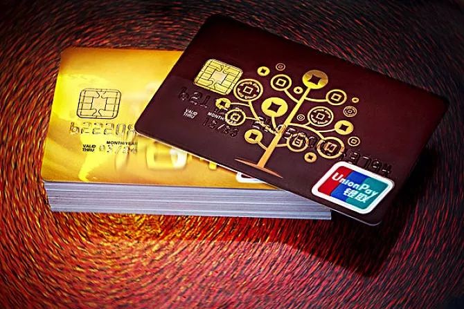 借记卡逾期了会怎么样，借记卡逾期影响信用吗？