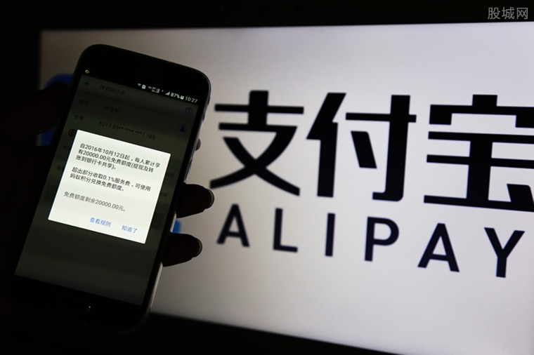 借呗逾期2万，每月逾期费多少？