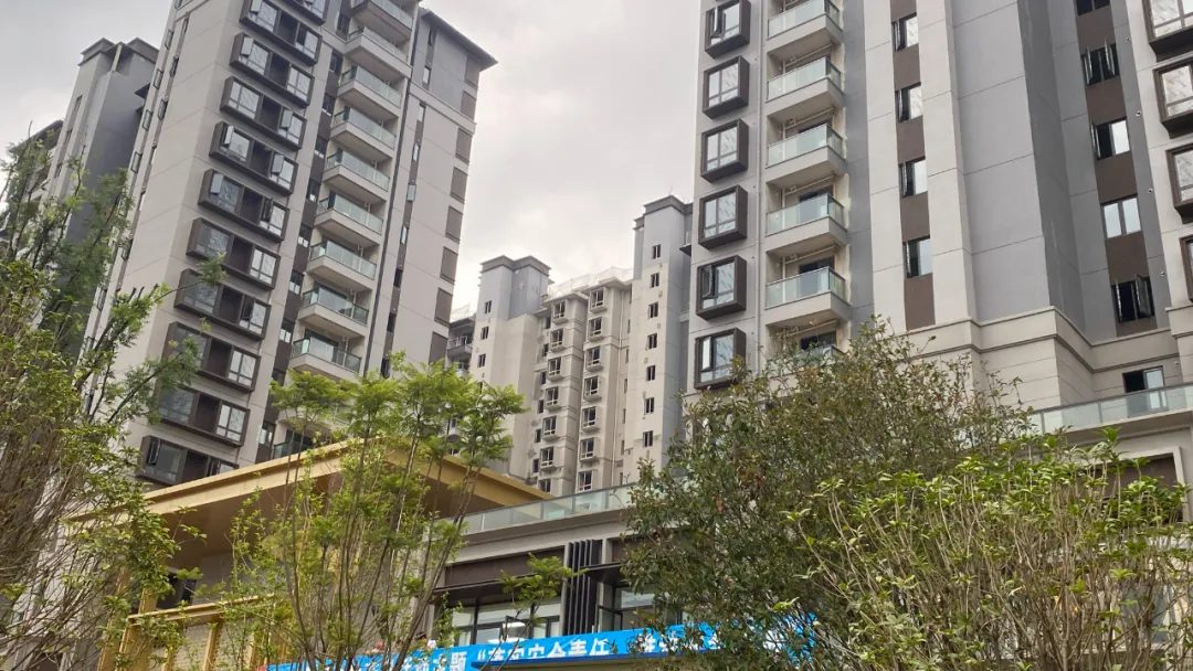 回迁房期交房违约金问题的解决