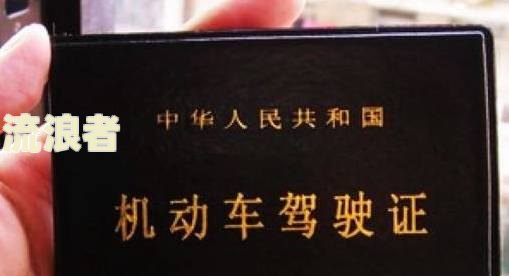 叉车逾期未年检罚款多少钱？如何处理？根据法规，罚款最高可达3万元。叉车逾期未年审应该怎么办？逾期未检验罚款多少？